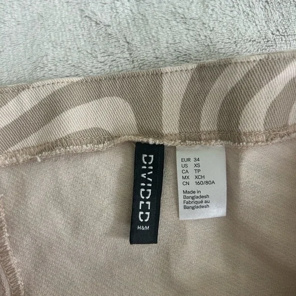 Elegant Beige Patterned Dress - Picture 8 of 8